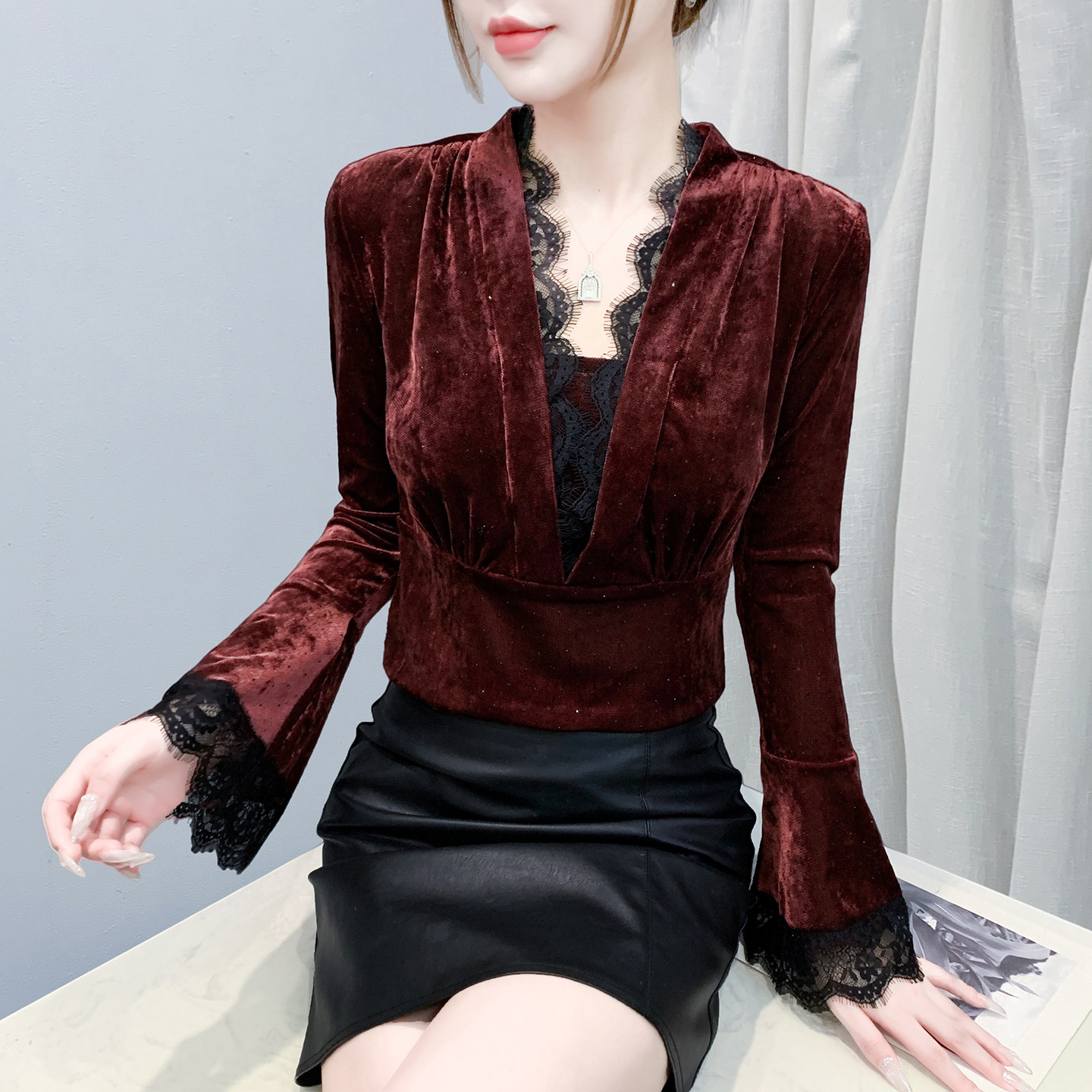 性感V领蕾丝花边金丝绒打底衫女