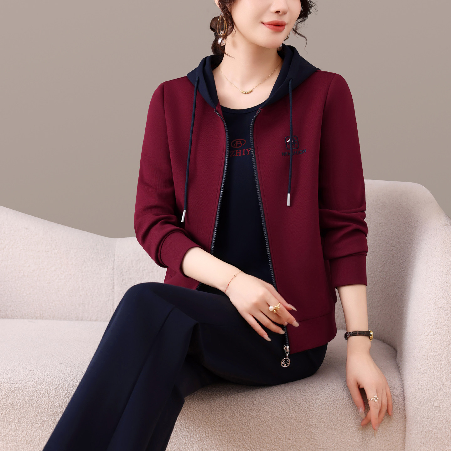 休闲运动套装女秋季新款时尚连帽开衫刺绣三件套妈妈装减龄显瘦潮