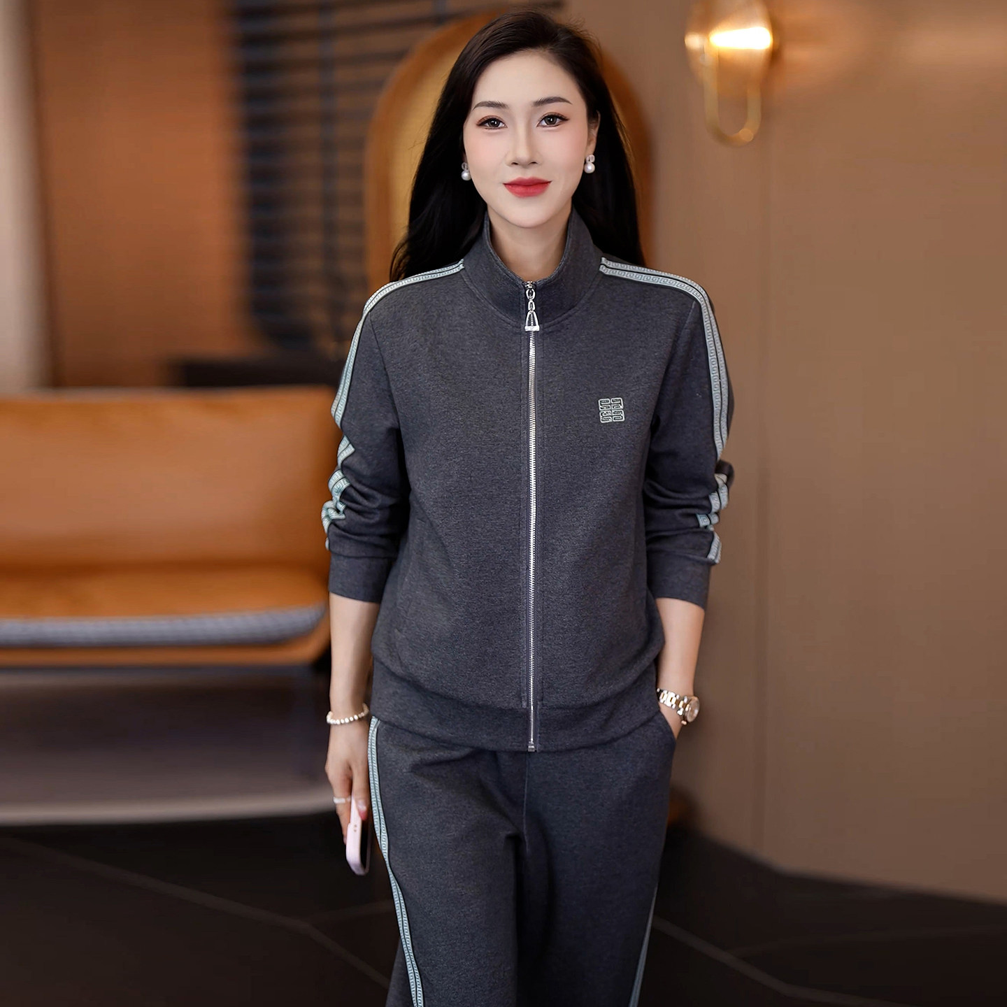 中年妈妈休闲运动套装女秋季新款洋气减龄立领拉链两件套修身显瘦