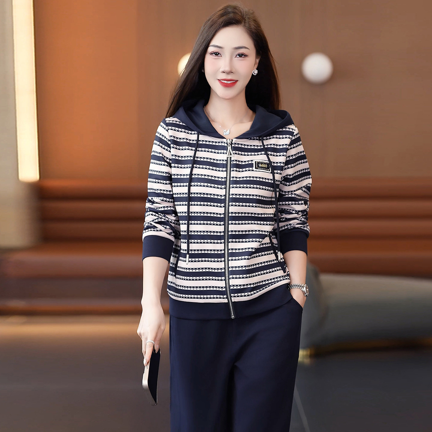 2026新款休闲运动套装女秋季宽松连帽条纹两件套妈妈装时尚减龄