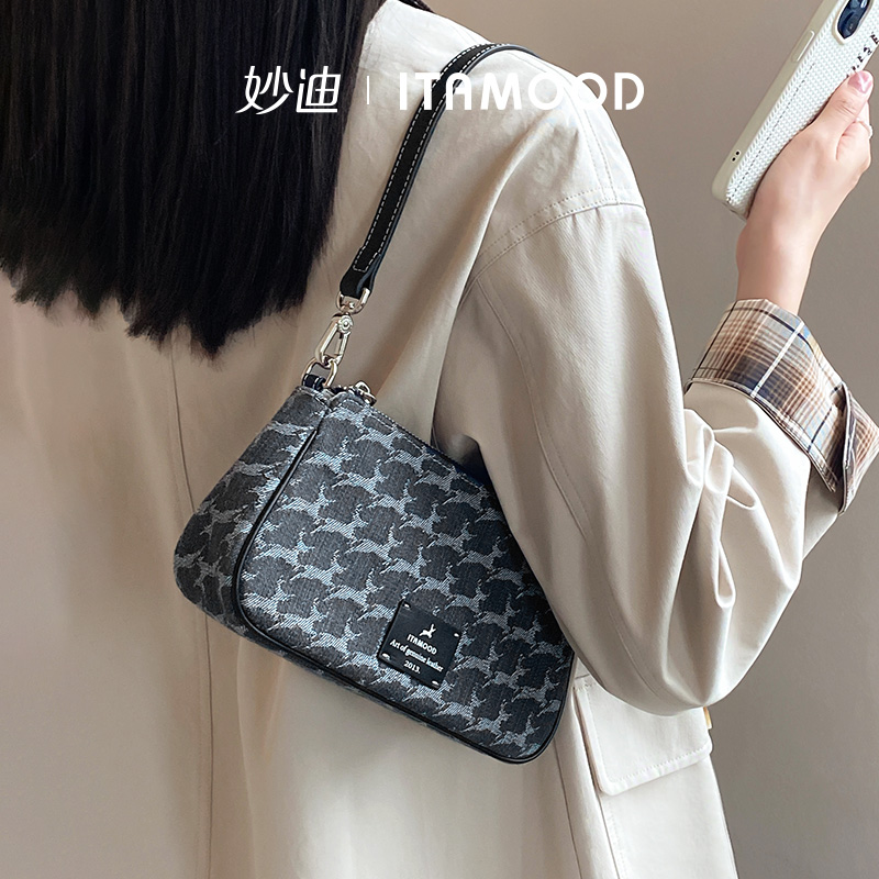 妙迪炭黑法棍包千鹿纹牛仔腋下包