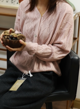 【LU】 chao 推荐的百搭开衫  羊绒绞花开衫外套 V领显瘦