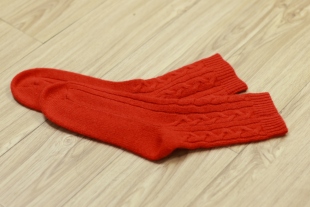 【LU】  2025秋冬新款纯山羊绒针织绞花舒适保暖羊绒中筒袜子家居