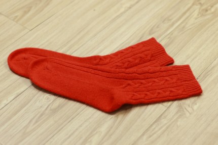 【LU】  2025秋冬新款纯山羊绒针织绞花舒适保暖羊绒中筒袜子家居