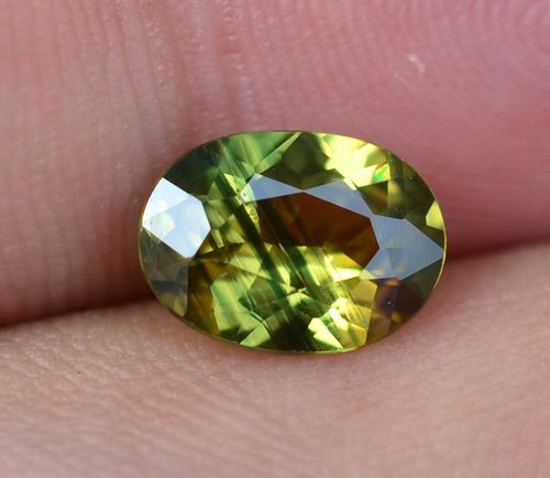 天然无烧 黄绿色彩色蓝宝石裸石 好火彩 vvs级 6.5*8.8mm 1.8ct