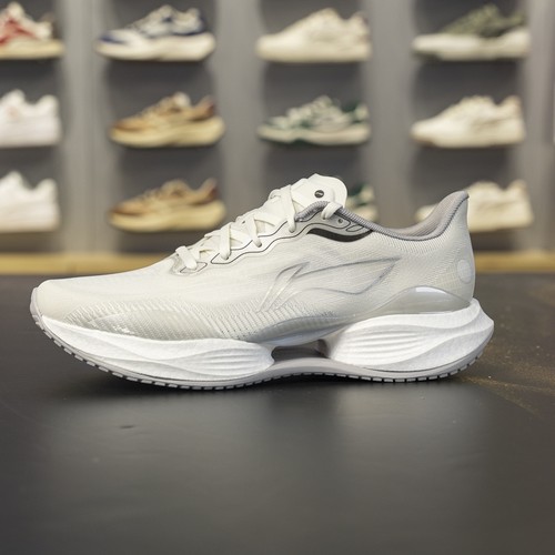 李宁男子跑鞋轻量高回弹䨻丝科技