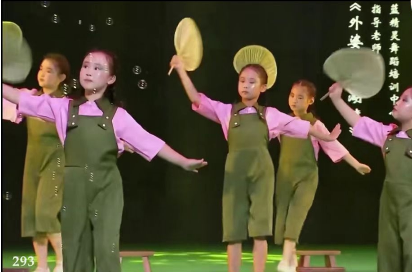 弄堂记忆演出服道具凳子小板凳留守儿童暖把爱寄回家流动娃表演服