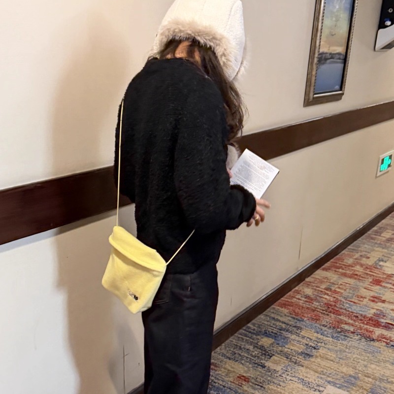 阿宝摇粒绒可爱复古拉链斜跨包