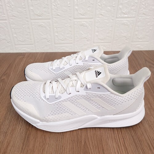 阿迪达斯男款防滑耐磨透气运动鞋