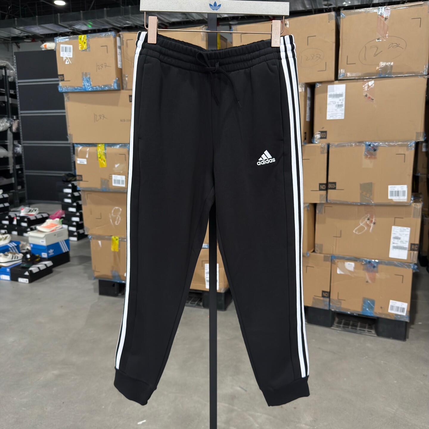 Adidas 阿迪达斯 男款冬季加绒保暖束脚收口经典运动长裤 IB4030