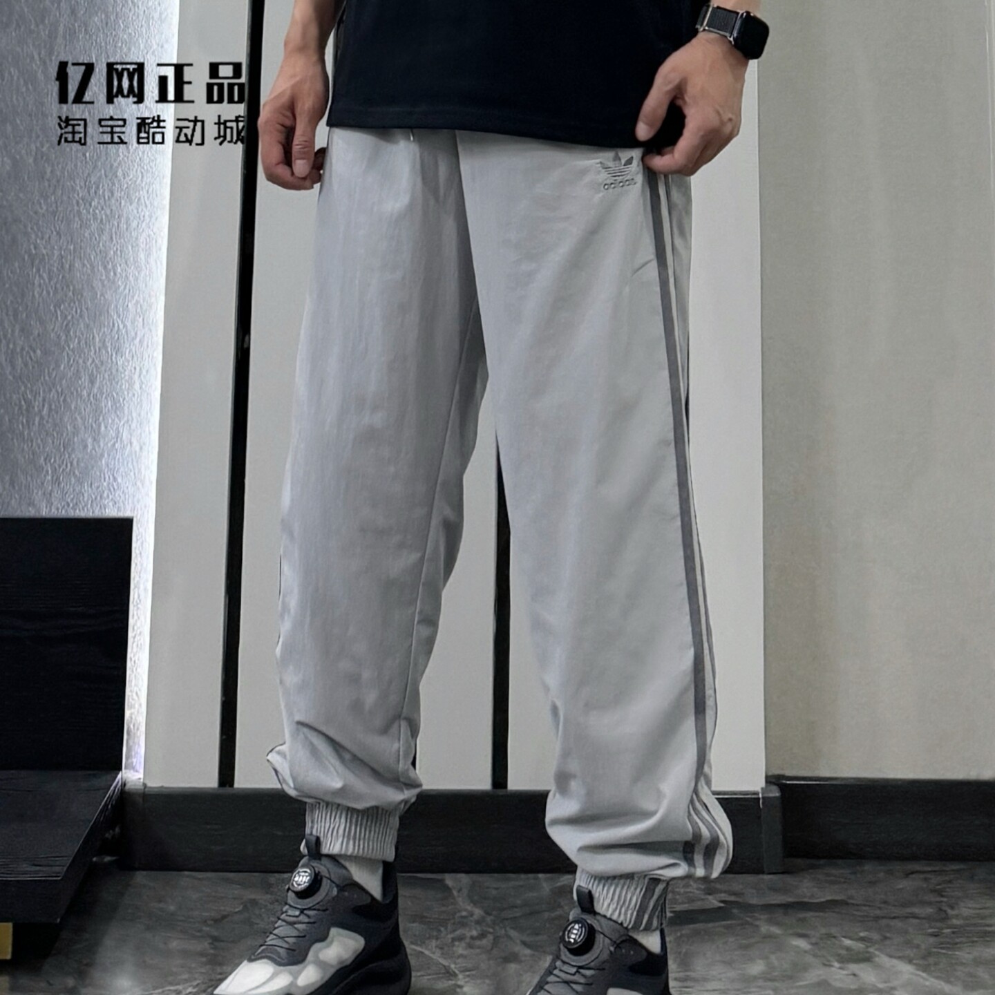 阿迪达斯 三叶草 男款春秋运动休闲收口束脚梭织经典长裤 JD0425