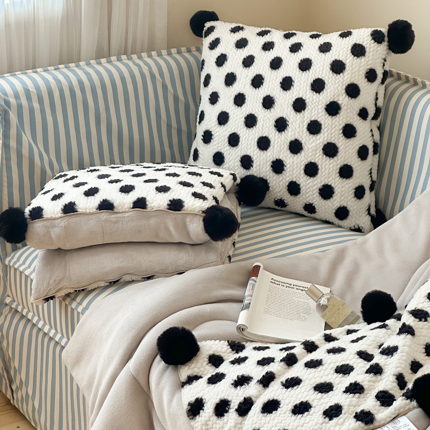 毛球波波冬季加厚两用抱枕被子