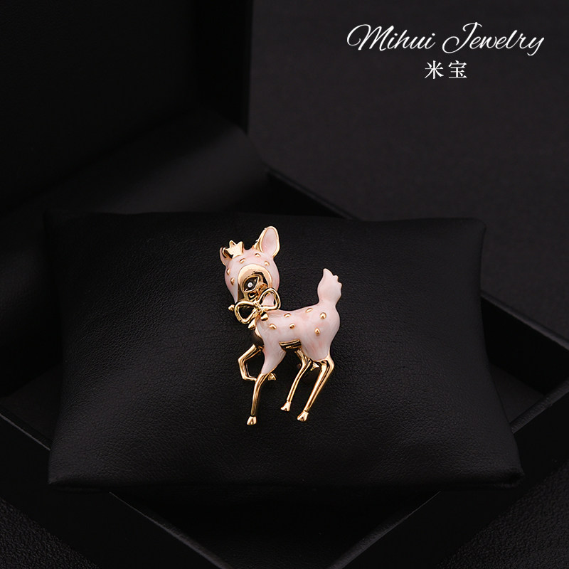 Cute Japanese and Korean style deer brooch for women, Christmas gift, gradient enamel coat corsage cardigan, fixed pin accessory.