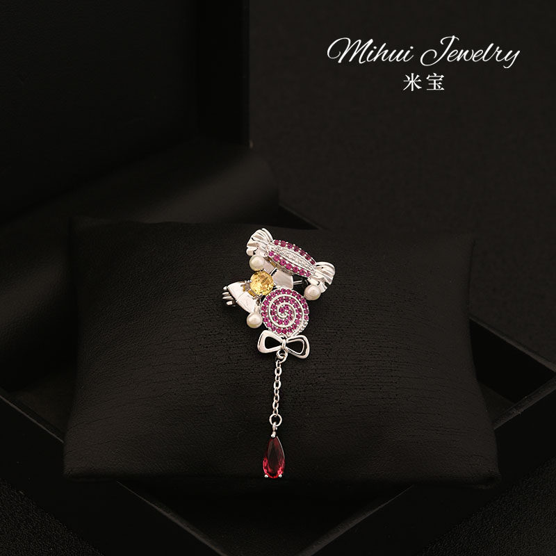 爱丽丝的梦幻糖果胸针高级感日韩胸花卡通动漫胸花西装卫衣别针女