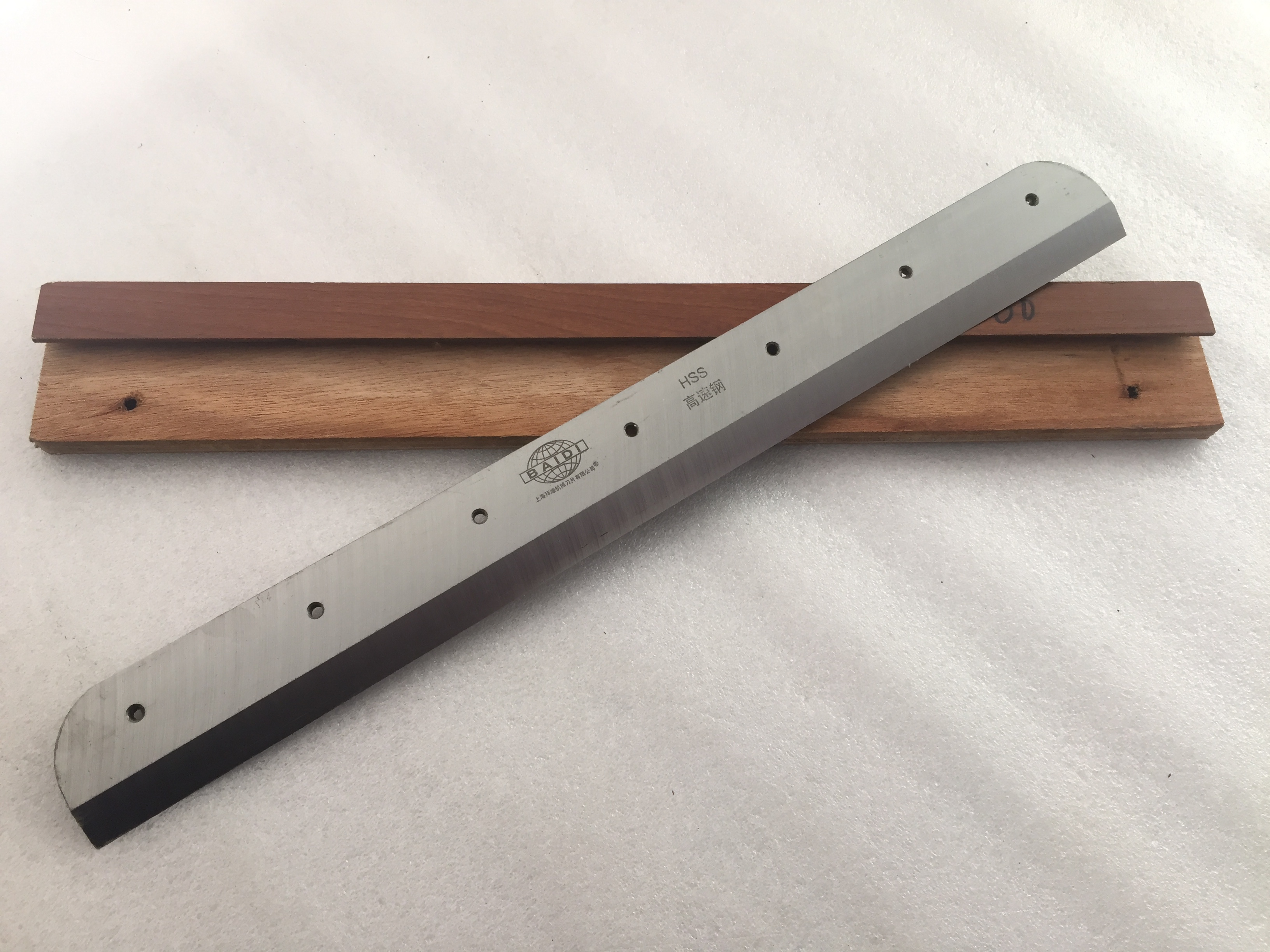 本店有专业各种规格的切纸机刀片，欢迎前来购买，请顾客朋友们买的时候先说一下自己的机器型号，或是量一下原来刀片的总长度，孔距以及宽度，厚度，多少个孔，把这些数据给我们就可以了，以便我们可以给你找到合适的。