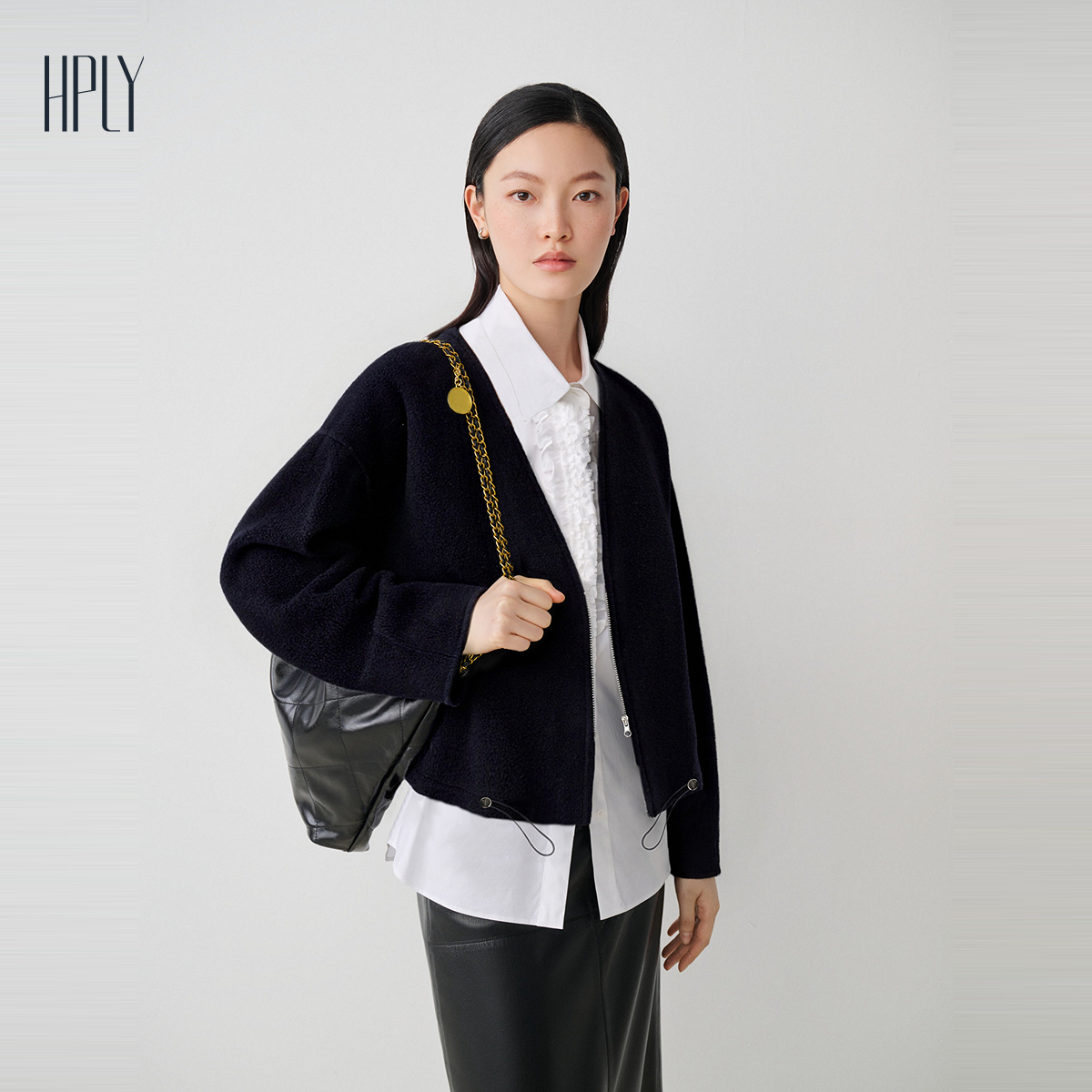 经典V领 短款廓形 下摆抽绳