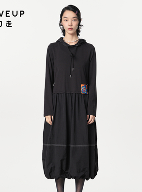MOVEUP幻走2024春季新款.FUN系列连帽渐变织唛收褶黑色连衣裙女
