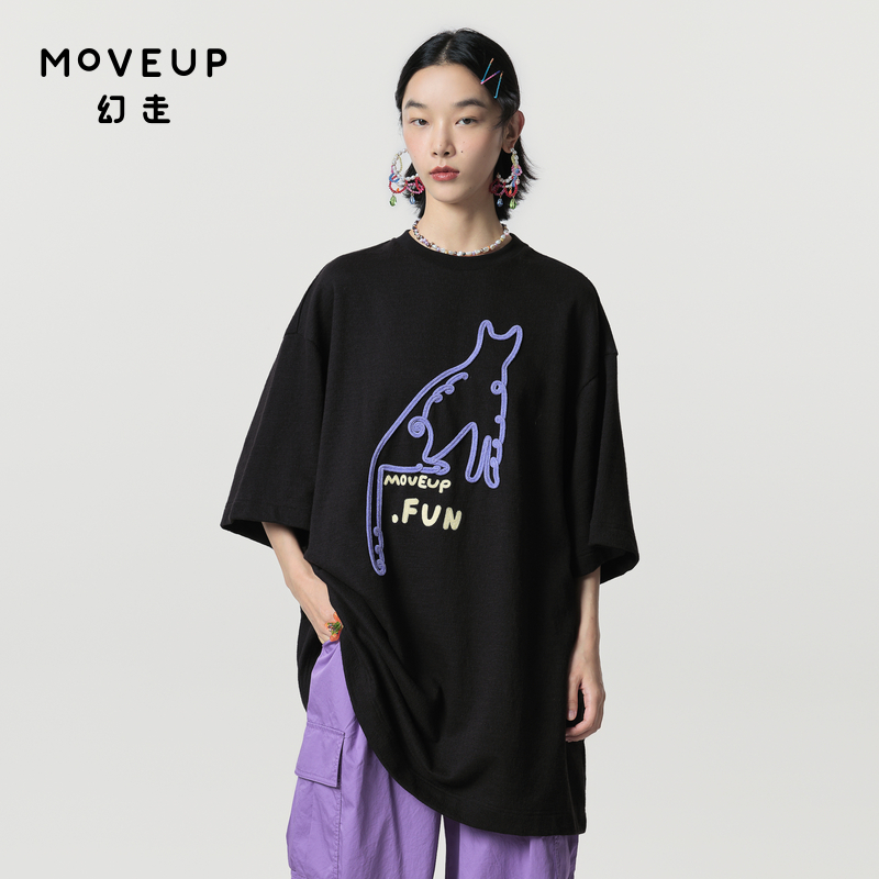 MOVEUP幻走2024春季新款.FUN系列落肩圆领绣花设计师中长款T恤女