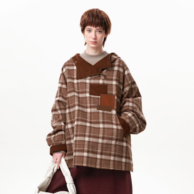 连帽、插肩袖、贴袋