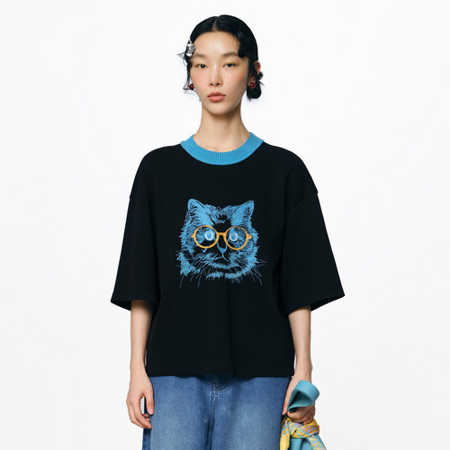 撞色圆领、猫咪绣花、坑点肌理感