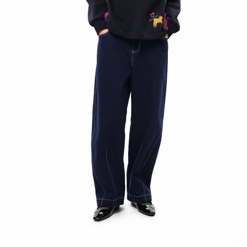 后腰松紧、斜插袋、撞色线