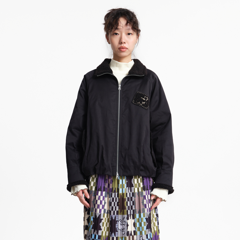 撞色立领、绣花章仔、口袋