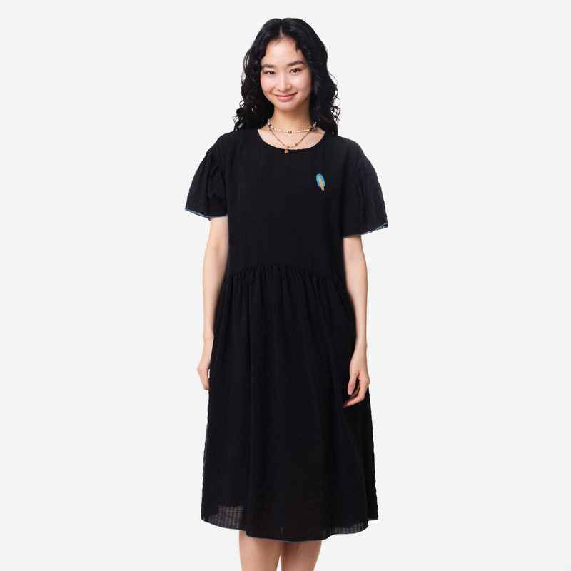 MOVEUP幻走2026夏季新款.FUN系列莱赛尔绣花章仔撞色线梭织连衣裙