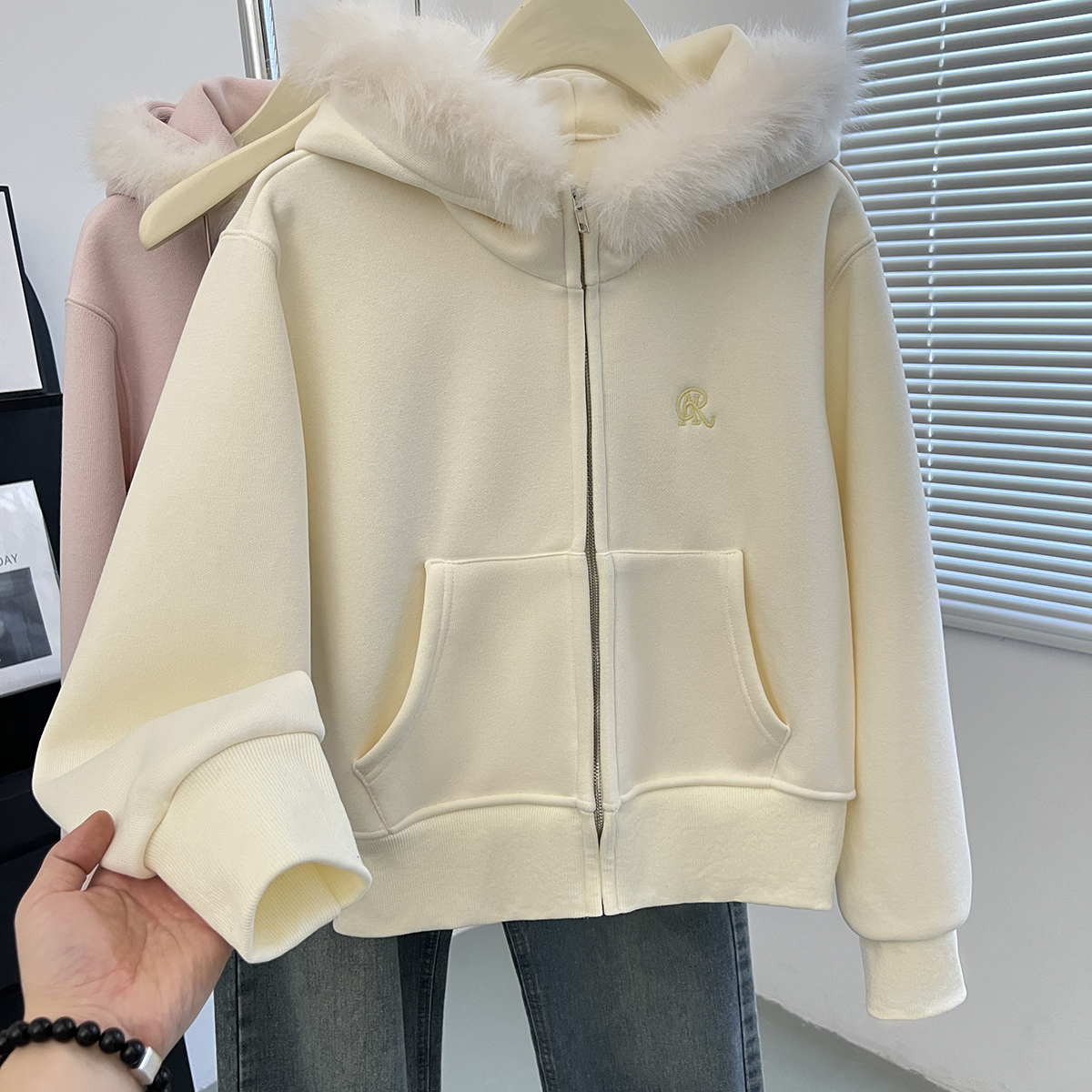 韩系刺绣短款连帽毛领卫衣女秋冬加绒加厚甜糯设计感毛毛开衫外套