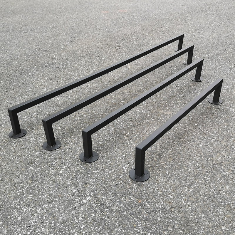 哑光黑色服装正挂墙上装修衣架