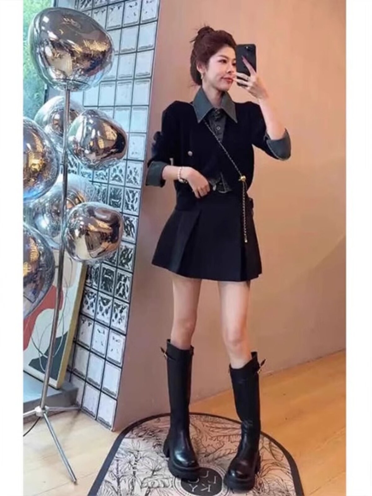 초가을에는 작은 사람들을 위한 올해 유행하고 아름다운 2024 가을 겨울 레드 스웨터 패션 짧은 스커트 세트를 완성했습니다