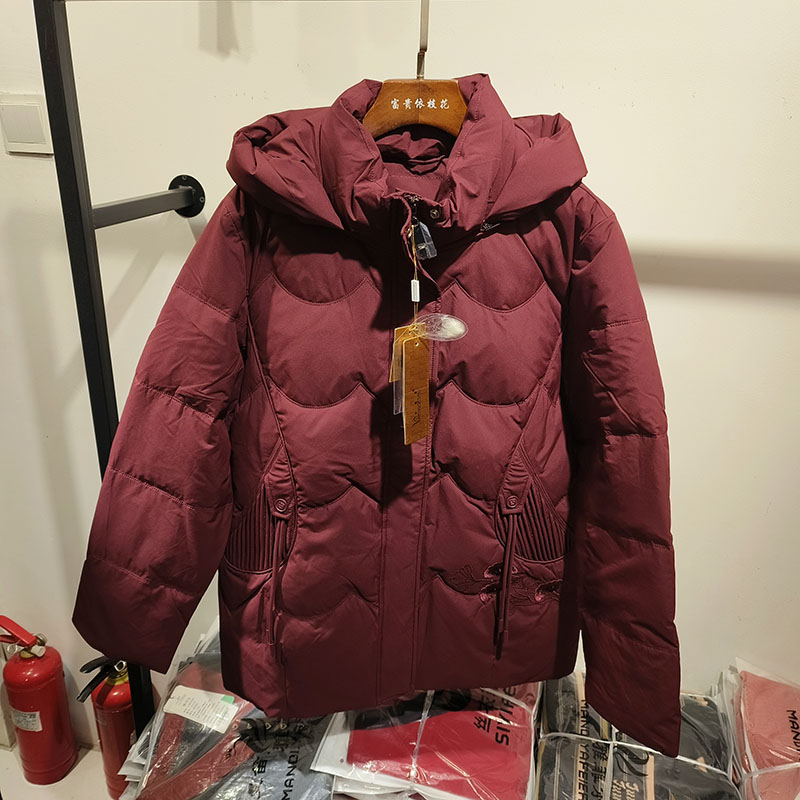 8803时尚厚实保暖妈妈款羽绒服