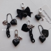原创极简黑色爱心蝴蝶结小众个性 钥匙扣包包挂件u盘耳机铃铛挂饰