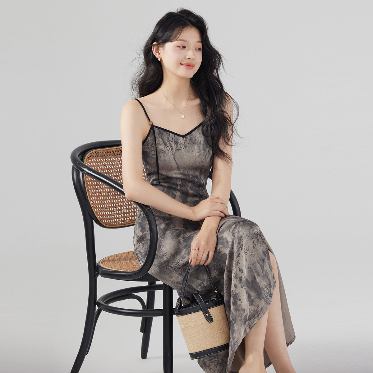 水墨印花连衣裙女2025夏季新款高级感修身v领新中式吊带度假长裙