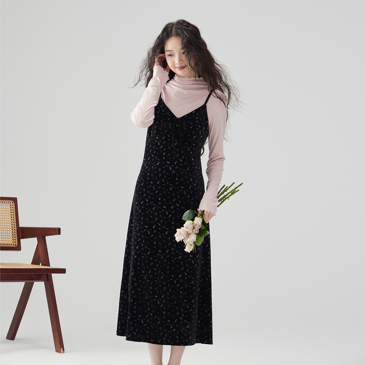 法式丝绒连衣裙女高级感A字裙2025春秋印花吊带裙外穿背带裙