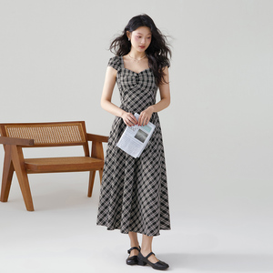 one more2025夏季新款复古格子飞飞袖连衣裙女高级感法式收腰裙子