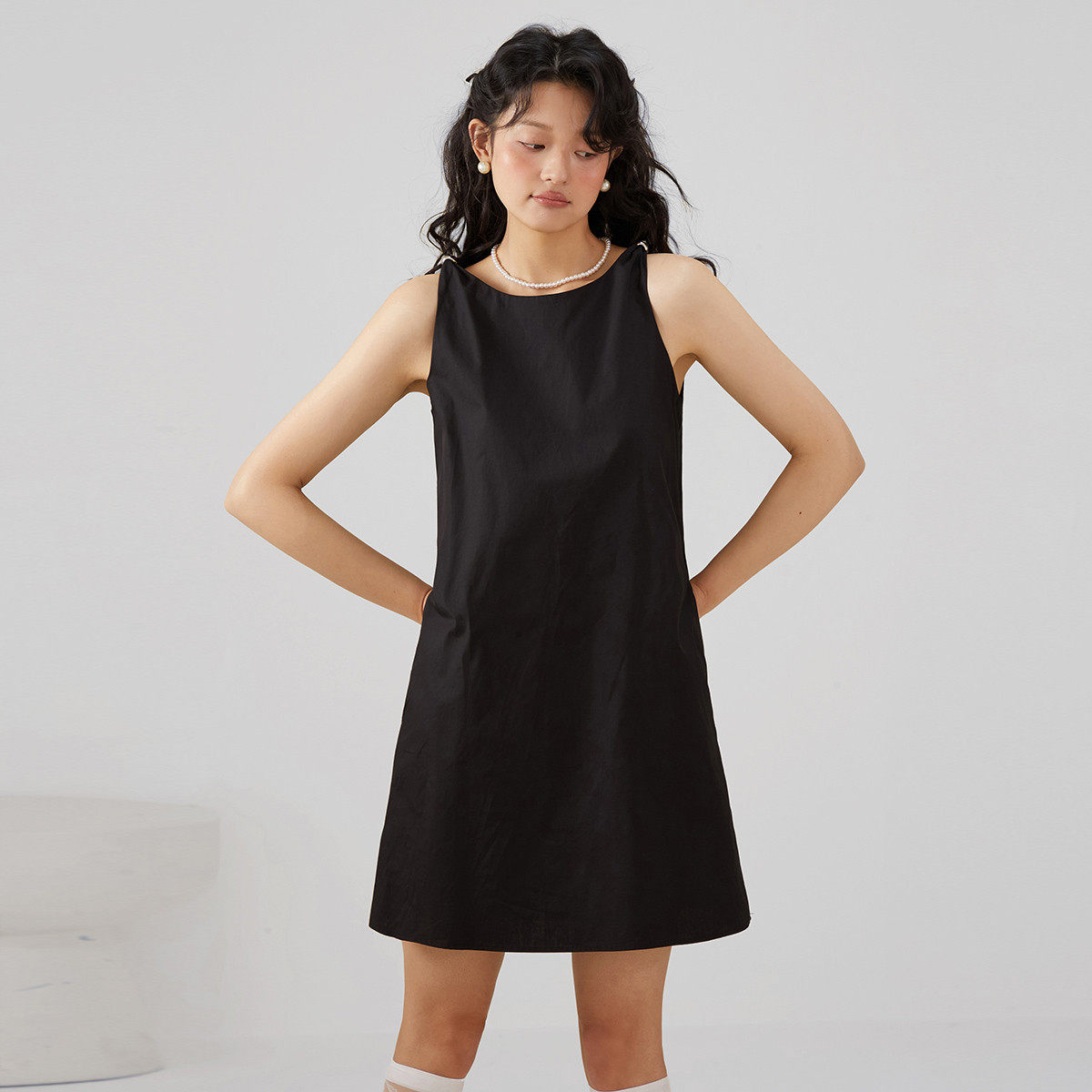 one more2025夏季赫本风连衣裙女宽松吊带小黑裙小个子高