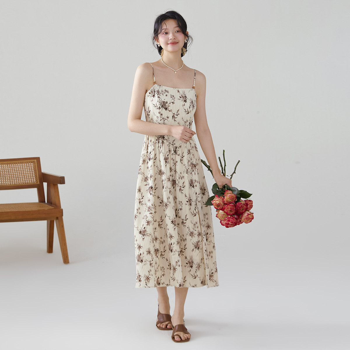 one more2025夏季新款一字领吊带连衣裙女高级感复古碎花