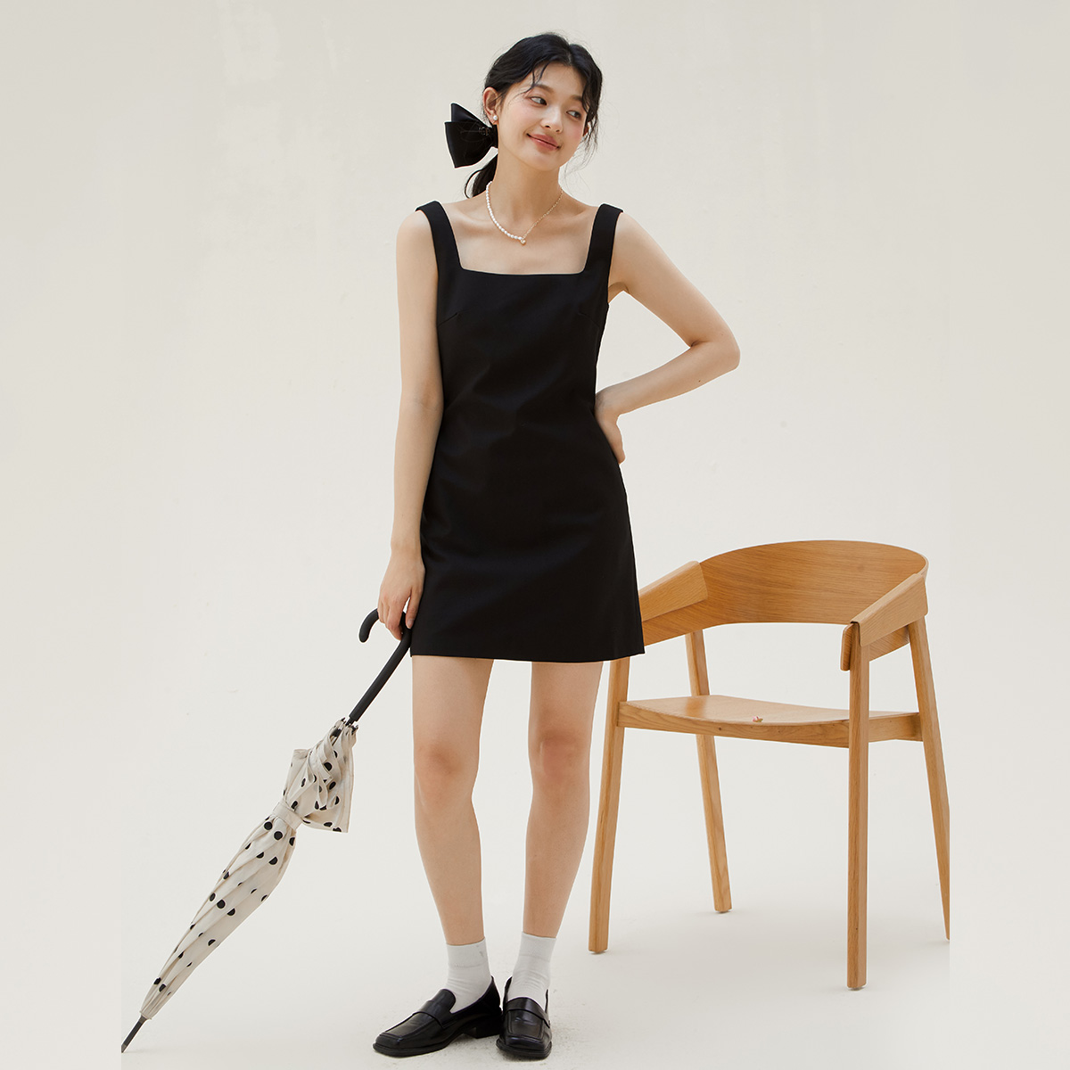 one more2025夏季新款一字肩连衣裙短裙女赫本小黑裙修身