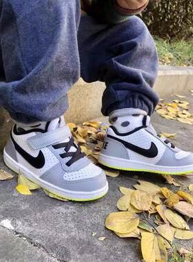Nike/耐克男女灰白板鞋魔术贴