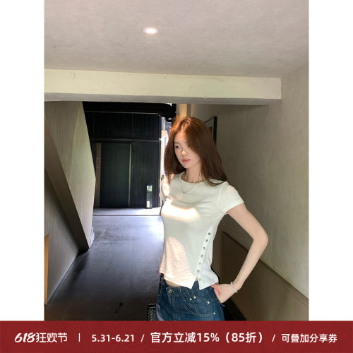 设计感侧边纽扣圆领修身短袖T恤