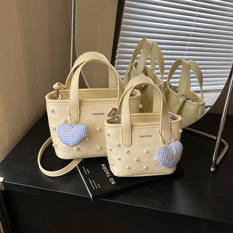 儿童包包2026春夏新款女童斜挎包小公主珍珠手提包可爱小女孩外出