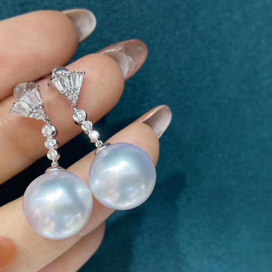 黛米丽珍珠澳白耳环美的有点过份。晶莹剔透的玻璃光泽澳白