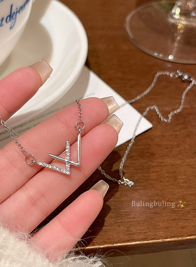 搜搜韩系爆款幸运字母W钛钢项链轻奢小众超仙气质网红同款锁骨