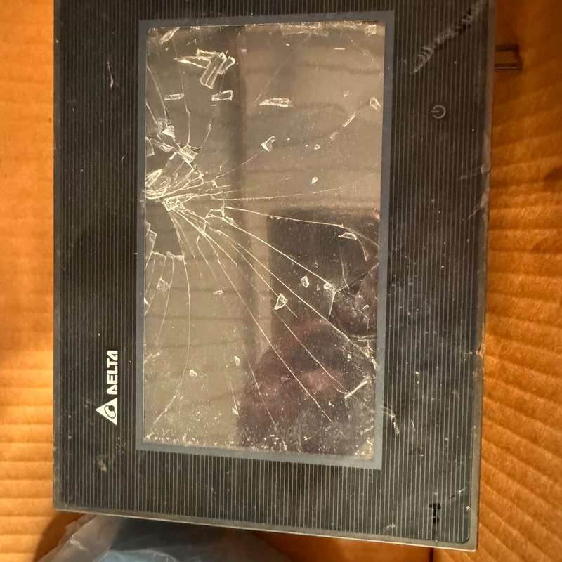 议价台达触摸屏，DOP-B07S411一个，外屏玻璃坏，里面没事图片