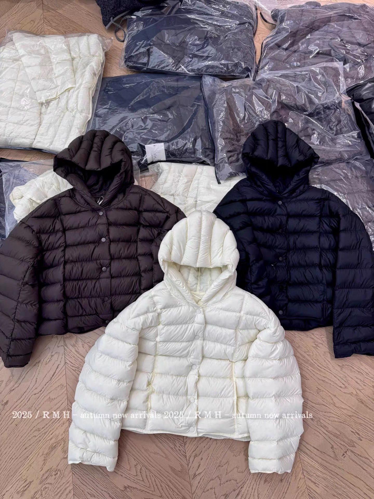 90白鸭绒2025冬季新款短款羽绒服女连帽排骨泡芙感韩版宽松短外套