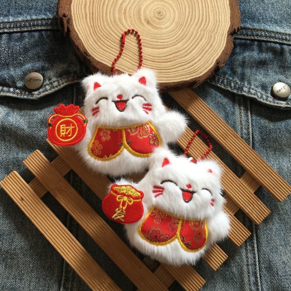 新款可爱毛绒招财猫小挂件胸针发财吉祥物小礼物刺绣包挂饰小装饰