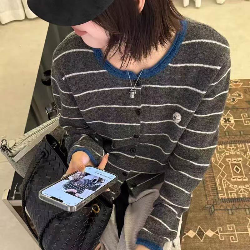 2025新款法式复古气质名媛高级感小众设计感条纹针织衫女上衣开衫