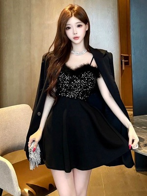 生日2025新款v领小个子连衣裙女小黑裙气质收腰漂亮短裙显高显瘦