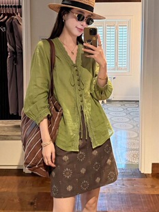 法式绝美绿色V领系带衬衫蕾丝花边长袖上衣女秋宽松叠穿度假罩衫