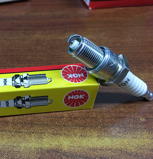NGK火花塞BP6ES发电机AX100适用对应B6ES F5TC F6TC F7TC 4196